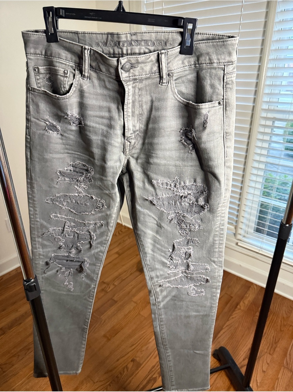 American Eagle Outfitters Men's Distressed Gray Jeans airflex